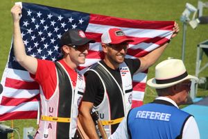 빈센트 핸콕(Vincent Hancock)이 제자 코너 프린스와 함께 2024년 하계 올림픽에서 금메달과 은메달을 획득한 것을 기념하고 있다.