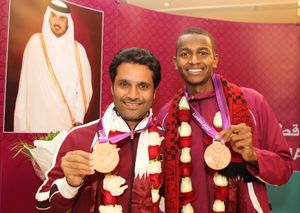 나세르 알 아티야(좌)가 무타즈 에사 바르심과 함께 2012년 하계 올림픽에서 동메달을 획득한 후 사진을 찍고 있다.