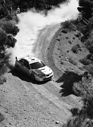 알 아티야가 2006년 아크로폴리스 랠리에서 스바루 임프레자 WRX STI를 운전하고 있다.