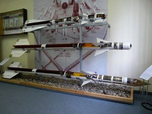 뾰족한 노즐을 가진 아래 미사일은 SARH R-3R입니다.