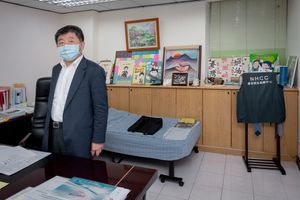 지휘관 취임 중 간이 침대를 둔 집무실에서 숙식하고 있다