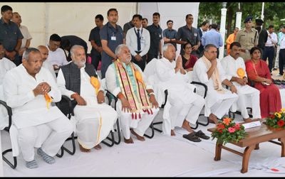 니티쉬 쿠마르, 카우샬 키쇼레, 프렘 쿠마르, 슈라완 쿠마르 등이 비슈와 샨티 스투파 설립 55주년 기념식에 참석한 모습