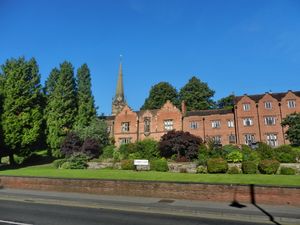 세인트 존스 코트: 19세기 교구 목사관으로, 1920년대부터 1980년대까지 시의회 사무실로 사용되었으며 현재는 요양원이다.