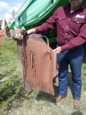 친크스, 술이 라이더의 무릎 바로 아래에서 시작