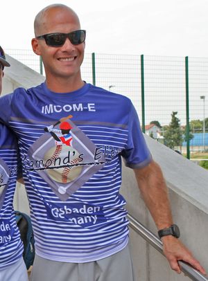 2016년 루시우스 D. 클레이 카세르네에서 열린 야구 클리닉에 참여한 부시