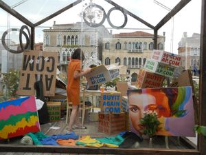 밀라 요보비치는 서브코프의 예술 설치물 Future/Perfect (2013)에 출연