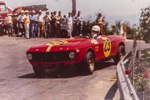 클라우디오 마글리올리가 1969년 무젤로 그랑프리에서 바르케타 차체를 장착한 풀비아 HF 1.6, 란치아 F&M 스페셜을 운전하고 있다.