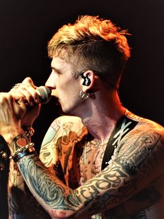 라이브 공연 중인 머신 건 켈리(2018년)