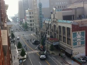 2012년 다운타운 헌팅턴 역사 지구 4번가에 다시 설치된 키스-알비 공연 예술 센터 간판