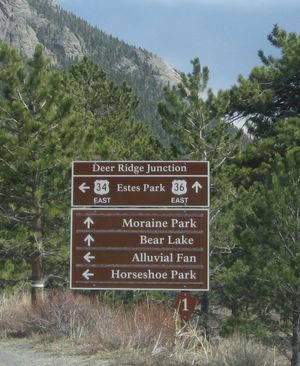 로키산 국립공원의 디어 리지 정션에서 36번 국도의 서쪽 종점 부근에서 34번 국도의 표지판