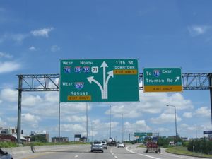 US 71번 국도는 미주리주 캔자스시티에서 I-70번 국도와 만납니다. 약 1마일 북쪽에서 I-35번과 I-29번으로 분기됩니다.