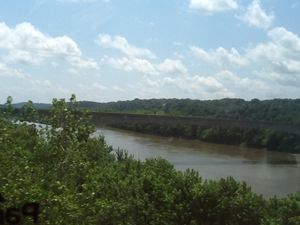 일리노이강을 건너는 I-72와 US 36의 다리, 일리노이주 밸리 시티 인근.