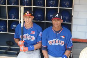 2013 올스타 퓨처스 게임에서 카를로스 코레아 (왼쪽)와 베탕코우르트