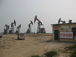 노란색 먼지 땅에 있는 여러 개의 주황색 및 파란색 유정