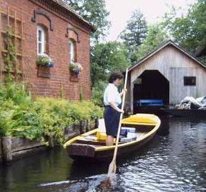 수로를 이용한 우편 배달, 레데