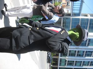 슬렌더맨 복장을 한 어나니머스. 2008년 4월 26일 ROFLCon에서.