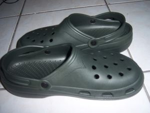 모조품의 예. 소재가 다를 뿐만 아니라 브랜드 마크가 없다.