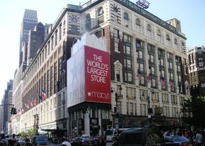 7번가와 브로드웨이 사이에 있는 메이시스는 "세계 최대의 백화점"이라고 광고한다.