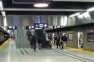 토론토 지하철 1호선 영-유니버시티 선의 본 메트로폴리탄 센터 역. 2017년 연장으로 토론토 시 경계 밖에 처음으로 건설된 역이다.