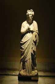 젊은 여성의 조각상; 후기 헬레니즘 시대, 기원전 1세기, 키메(나무르트).