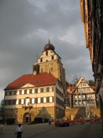 역사적인 콜레기아 교회 앞의 시청