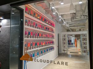 Cloudflare 샌프란시스코 사무실의 라바 램프 벽 (2021)
