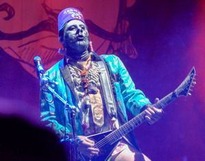 2019년 퀘벡 아고라 페스트에서 림프 비즈킷과 함께 공연하는 볼랜드