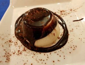 초콜릿을 곁들인 판나 코타