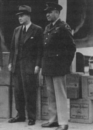 미국 적십자사 요원과 Caleb V. Haynes 소령이 1939년 초 XB-15에 비상 의료 물품을 싣는 것을 감독하고 있다.