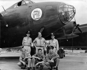 1943년 파나마에서 "Grandpappy" 앞에서 비행 승무원. 기수 부분의 기관총이 없는 것을 주목하라.