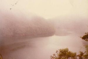 로로루 호수, 부인 북동쪽에 위치한 화산호로, 남부 부겐빌 주민들은 죽은 영혼이 이곳에 산다고 믿는다.