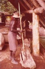 부인 바로 외곽의 마을 사람들이 전통적인 드럼 연주를 하며 암호화된 메시지를 전달하고 있다.