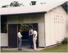 1977년 부인 연합 교회. 목사들은 피지 출신이다.