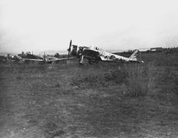 1945년, 루손 섬 클라크 비행장에 유기된 1식 전투기 3형(키43-III). "번개"의 부대 마크를 그리지만 소속 부대는 불명