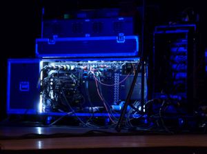 4}} 초의 노출 시간은 일반적으로 "1/mm 규칙"에 따라 비교적 강한 블러를 발생시키지만, 이미지는 매우 선명하다. 이는 사용된 Lumix 디지털 카메라의 이미지 안정화 기능이 활성화된 결과이다.