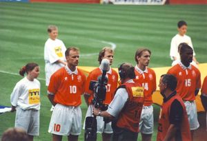 데니스 베르흐캄프, 요르디 크라위프, 리하르트 비츠셔와 함께 유로 1996에 참가한 보하르더 (우측).