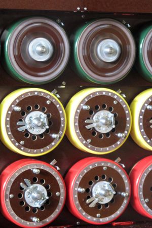 재건된 봄브(Bombe)의 드럼 작동 모습.