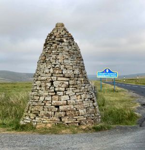 잉글랜드 더럼 주와 노섬벌랜드 주의 경계에 있는 현대식 케언