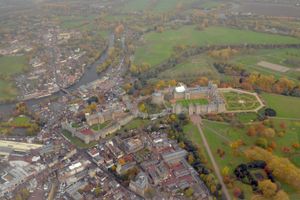 윈저 성과 멀리 이튼을 조감한 모습, 오른쪽 하단에는 홈 공원이 있다