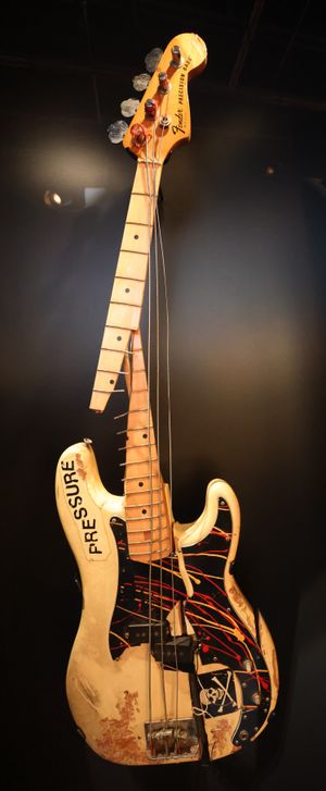 표지에 등장한 펜더 프리시전 베이스