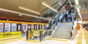 후안 마누엘 데 로사스 역의 Eidan 500 열차.