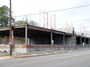 건축 중인 건물, 건물을 분할하는 구조적으로 독립적인 시멘트 블록 방화벽 표시