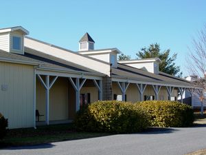 웨인즈보로 아울렛 빌리지의 건물 4, 건물을 관통하는 콘크리트 방화벽 표시