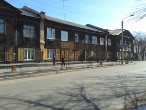 울란우데의 오래된 건물 사이의 방화벽