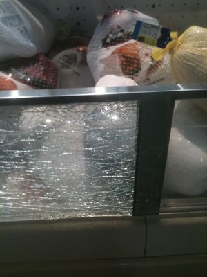 깨진 강화 안전 유리는 보통 프레임에서 떨어지지 않는데, 이는 이 식료품점의 육류 케이스에서 볼 수 있듯이 유리에 파편 방지 필름이 적용되었기 때문이다.