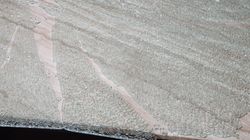 외부 충격 없이 스스로 깨진 강화 유리