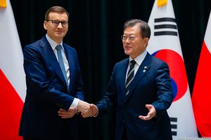 2021년 회담에서 마테우슈 모라비에츠키 폴란드 총리와 문재인 대한민국 대통령