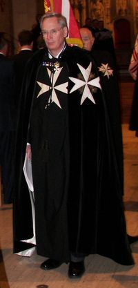 2006년 세인트존 기사단의 대수도원장 망토를 입은 모습