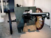 M1897 75mm 야포: 포신을 지지하는 주퇴기의 앞부분을 확인할 수 있다.