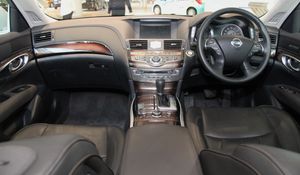 닛산 푸가 실내